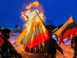 У Вильнюсской телебашни зажгли Памятные костры - «Новости»