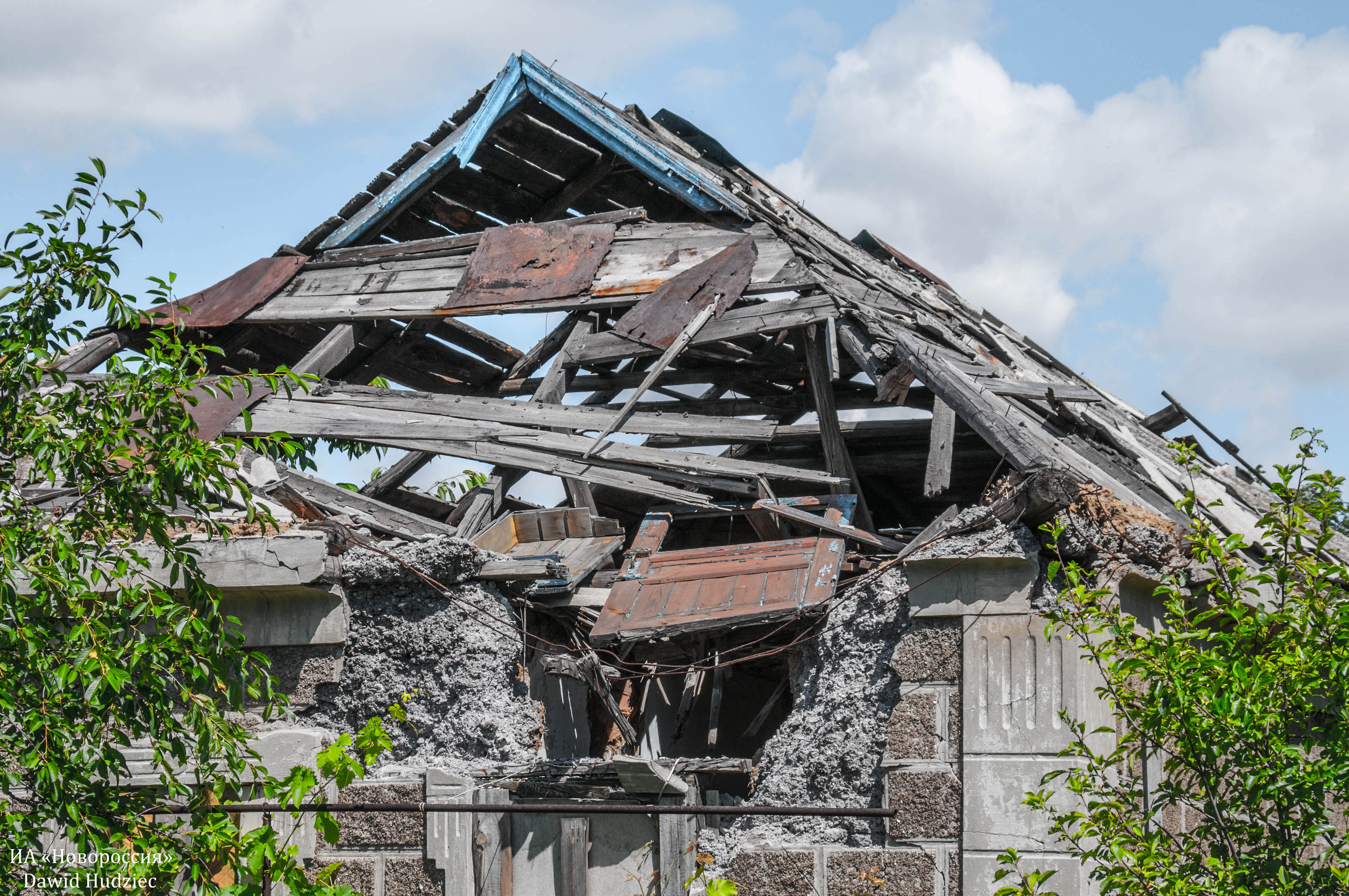 Восстанавливать разрушенный дом. Разрушенный дов Донецке. Разрушенный дом. Разрушенные дома Донбасса.