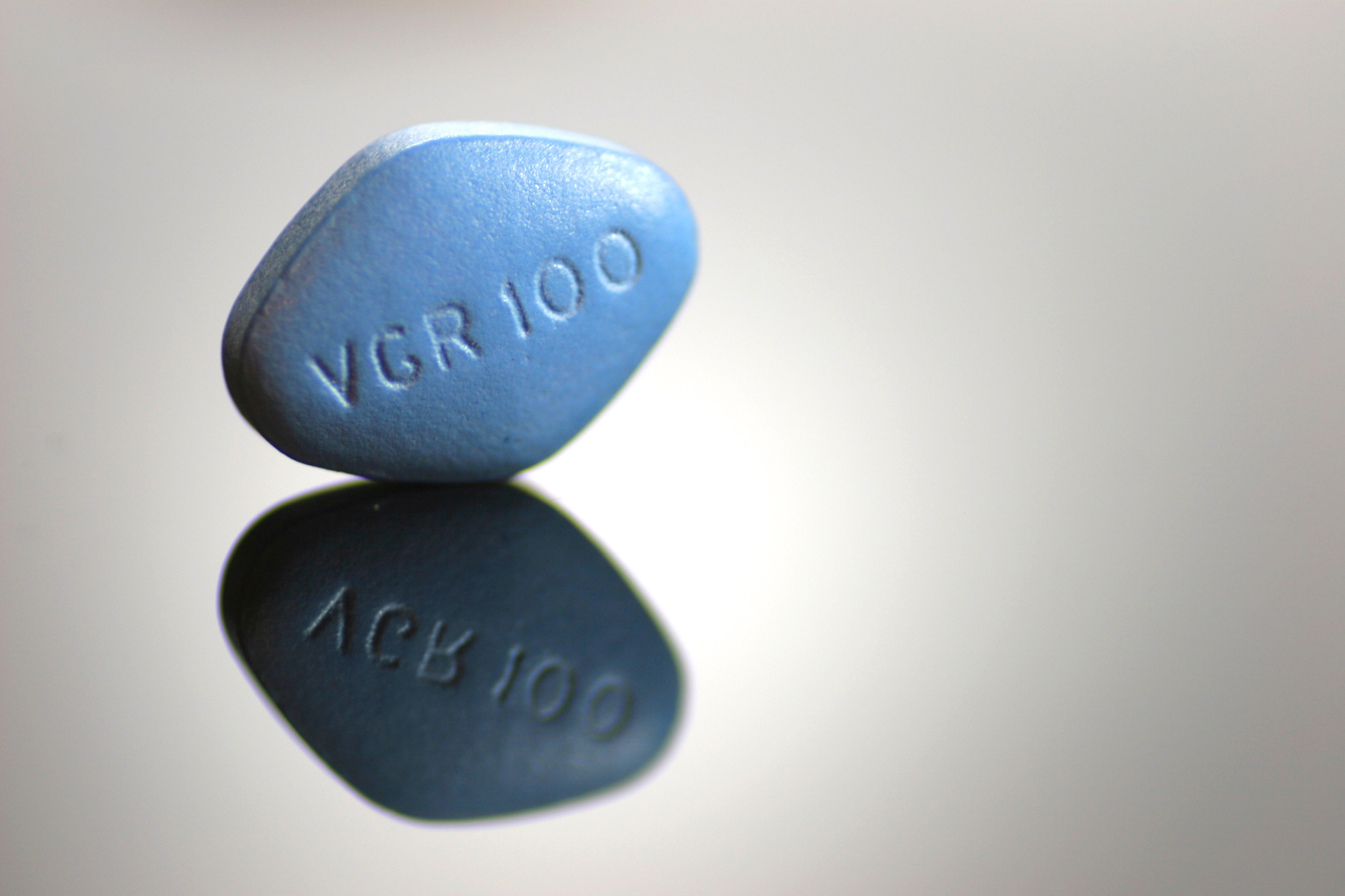 Viagra. Pfizer таблетки голубые виагра. Pfizer синие таблетки. Виагра фото таблетки. Синяя таблетка с надписью 100.