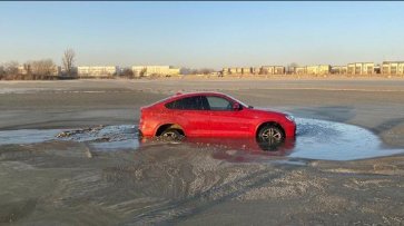 Из Таганрогского залива ушла вода: десятки провалившихся на дно машин