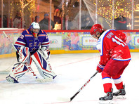 Путин забросил больше половины шайб своей команды в хоккейном матче на Красной площади - «Спорт»