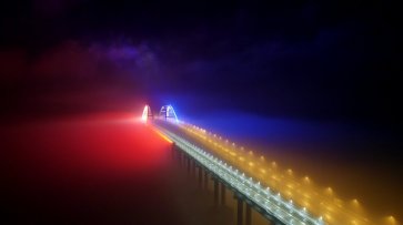 Крымский мост окрасили в российский триколор - (видео)