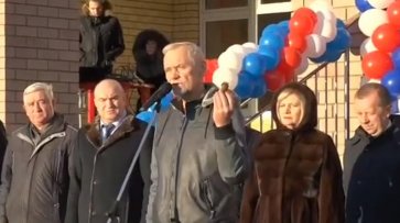 "Пригодится, когда приедет губернатор": депутат Госдумы на открытии школы подарил главе района банку вазелина