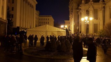 Протестующие установили палатки и зажгли костры под администрацией Зеленского - «Новороссия»