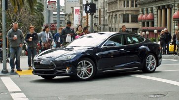 Автомобиль Tesla научился разговаривать с пешеходами - «Авто»