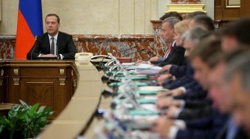 Кабмин Медведева не успел потратить триллион рублей - «Политика»