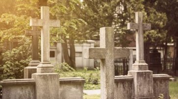 Связь с умершими: могут ли покойники на кладбище слышать живых - «Новости»