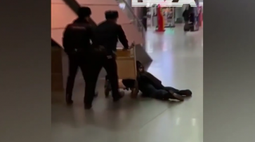 Высокопоставленного чиновника уволили после видео с его дебошем в аэропорту