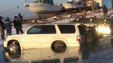 Жители Владивостока сняли на видео ушедшие под лед десятки машин - «Общество»