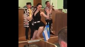 В Херсоне депутатам к 8 марта спели песню Смаженый кабанчик - «Украина»