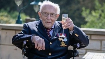 Британия празднует 100-летие ветерана, собравшего миллионы на COVID-19 - «Мир»