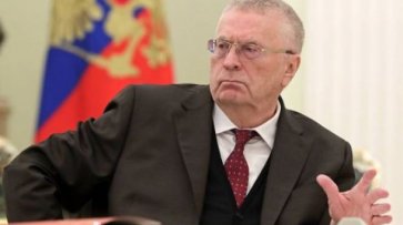 В США россиянку уволили за отказ встать на колени «перед Флойдом» - «Новости дня»