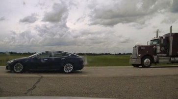 Автопилот Tesla впервые попытался уйти от полицейской погони - «Общество»