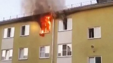 Появилось видео спасения оставленных родителями в горящей квартире детей