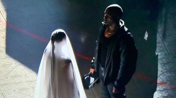 "Ким была счастлива": Кардашьян появилась на концерте Канье Уэста, выйдя на сцену в свадебном платье - «Жизнь»