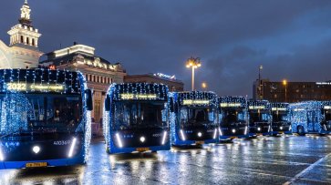 В Москве празднично украсили общественный транспорт к Новому году - «Общество»