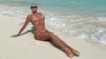 "Озорница!": Волочкова снялась топлес на пляже, позируя для нового мужчины в одних трусах - «Жизнь»