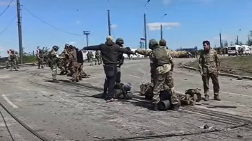Появились новые кадры с массовой сдачей в плен украинских военных на заводе «Азовсталь» - «Военные действия»