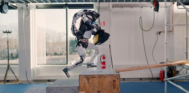 Человекообразный робот Boston Dynamics начал работать на стройке Новости