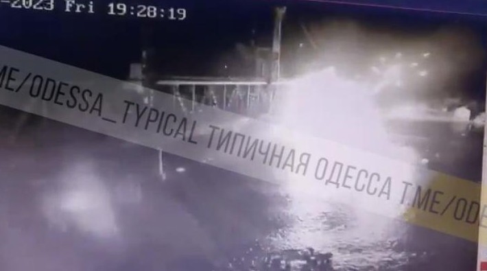 В Сети появилось видео атаки морского беспилотникапо мосту в Затоке. - «Новости»