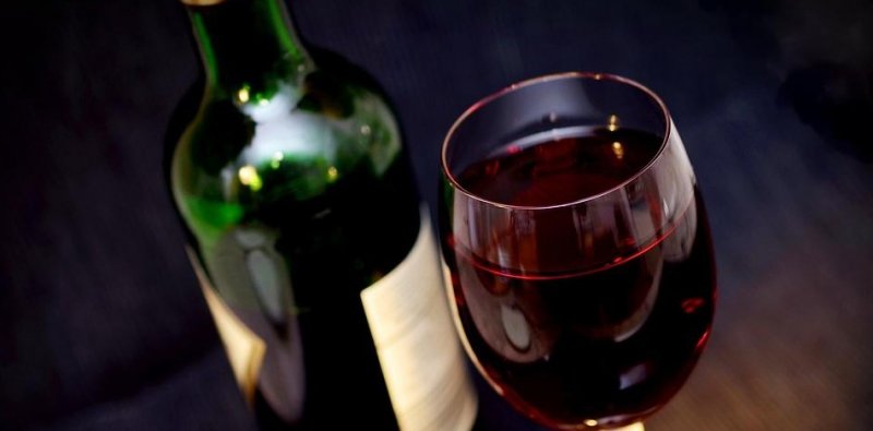 МВД осудило эксперимент по онлайн-продаже вина "Почтой России" Новости
