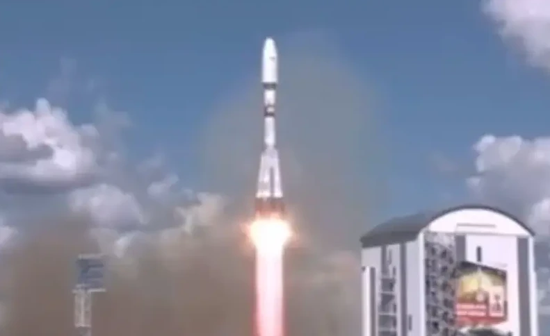 С космодрома «Восточный» стартовала ракета «Союз-2.16» с гелиофизическими аппаратами «Ионосфера-М» - «Военные действия»