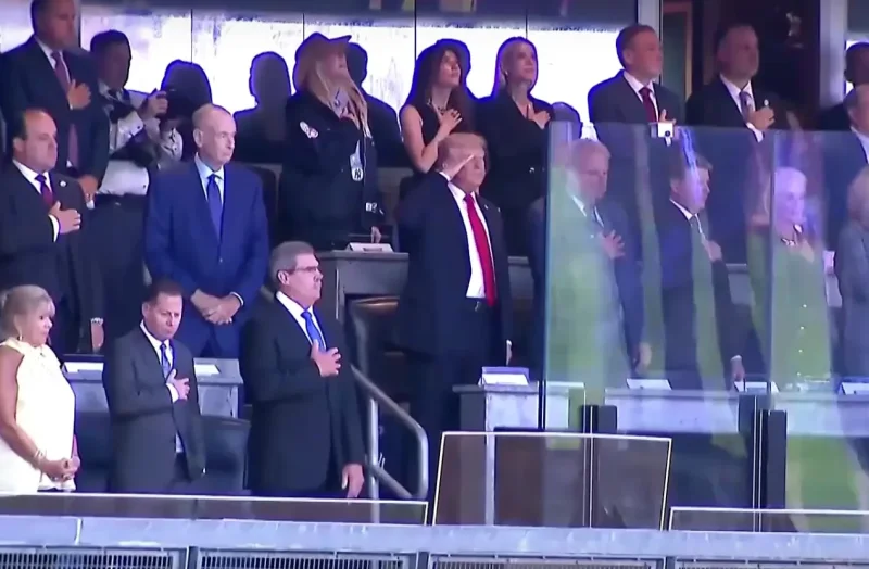 Трамп смотрел бейсбольный матч в Нью-Йорке за пуленепробиваемым стеклом - «Военные действия»