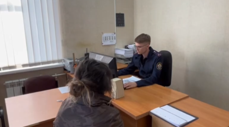 Побои и долги: что известно о подозреваемой в убийстве собственной дочки, чьё тело нашли в диване в Челябинске - «Новости»