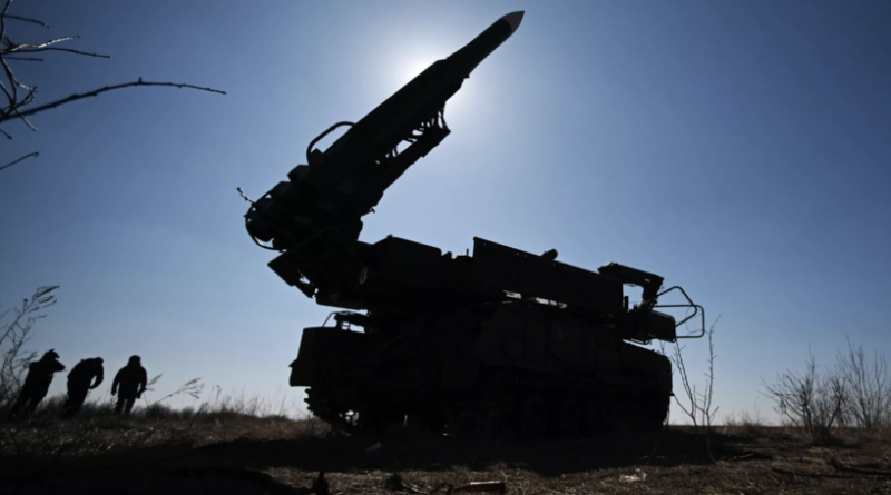 Погиб мирный житель, повреждены дома: за ночь над десятью регионами России сбито 75 украинских БПЛА - «Новости»