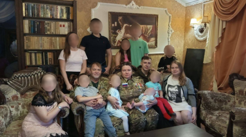 «Дети меня защищают, и я обязана заботиться о них»: как многодетная мать из Свердловской области стала волонтёром СВО - «Новости»