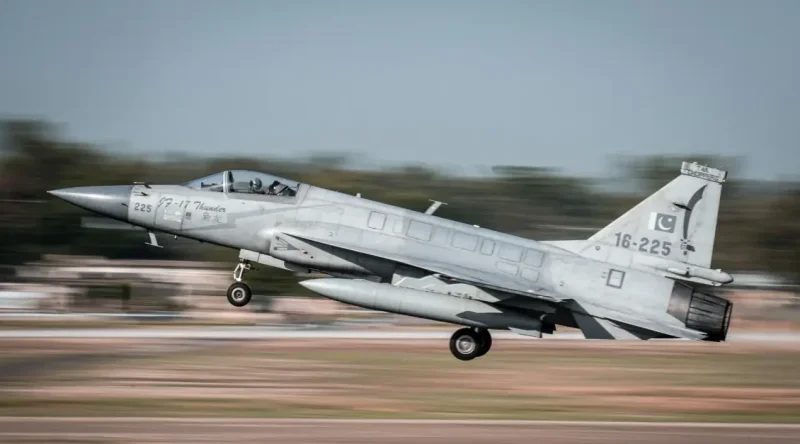 «Надвигается гром»: JF-17 уверенно обходит западные истребители по цене - «Военные действия»