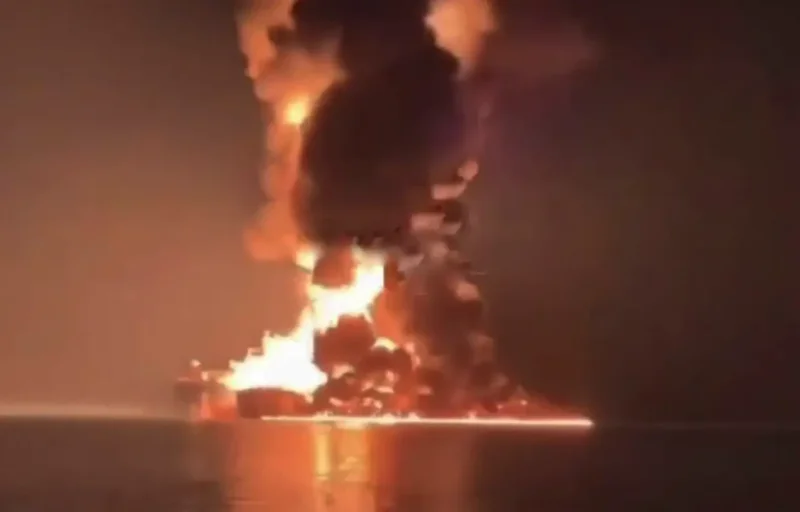 Горит терминал в Фуджейре, полностью выгорел и затонул американский танкер - «Военные действия»