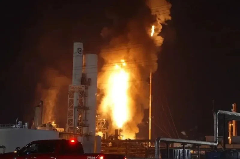 Из-за аварии на химзаводе в США в воздух попало почти семь тонн токсичных газов - «Военные действия»