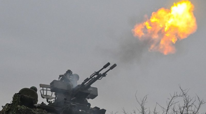 Один погибший, четверо пострадавших и пожар на НПЗ: за ночь над Россией уничтожено 87 украинских БПЛА - «Новости»