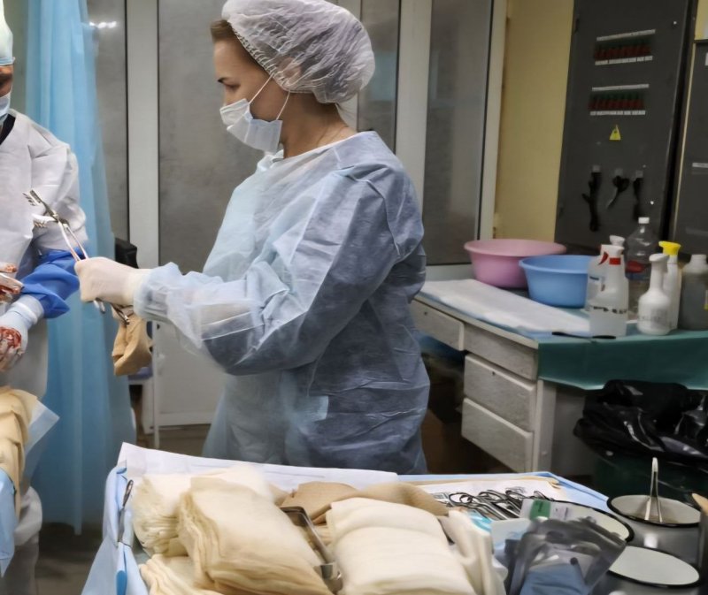 «Слёзы капают в маску, а ты продолжаешь работать»: операционная медсестра — о спасённых жизнях на фронте - «Новости»