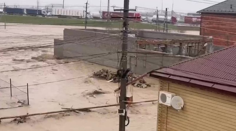 «В такой воде она точно захлебнулась бы»: сотрудник кафе в Махачкале спас девочку во время наводнения - «Новости»