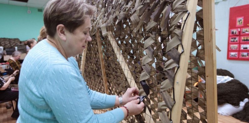 Волонтёры Савёловского района Москвы изготавливают средства маскировки для бойцов СВО Новости