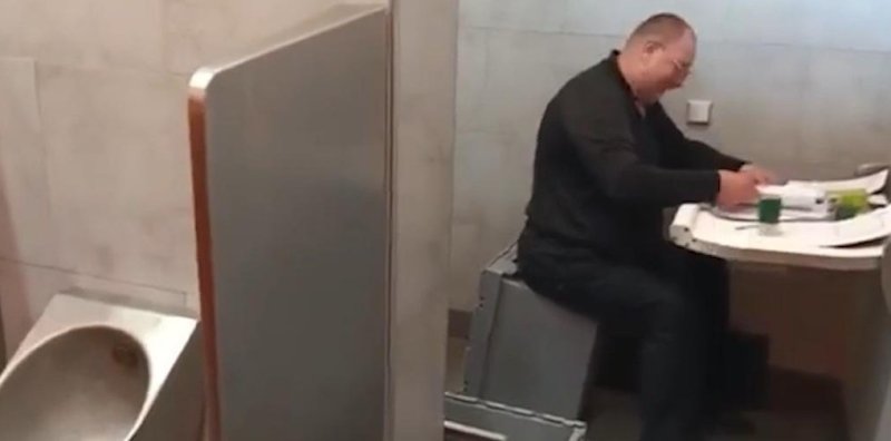 Венгрия опубликовала видео, как экс-генерал СБУ подделывает документы в туалете Новости